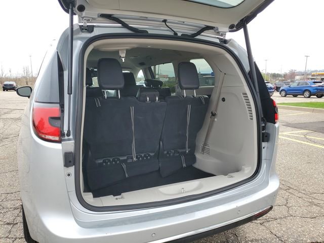 Used 2023 Chrysler Pacifica Touring-L FWD image 27