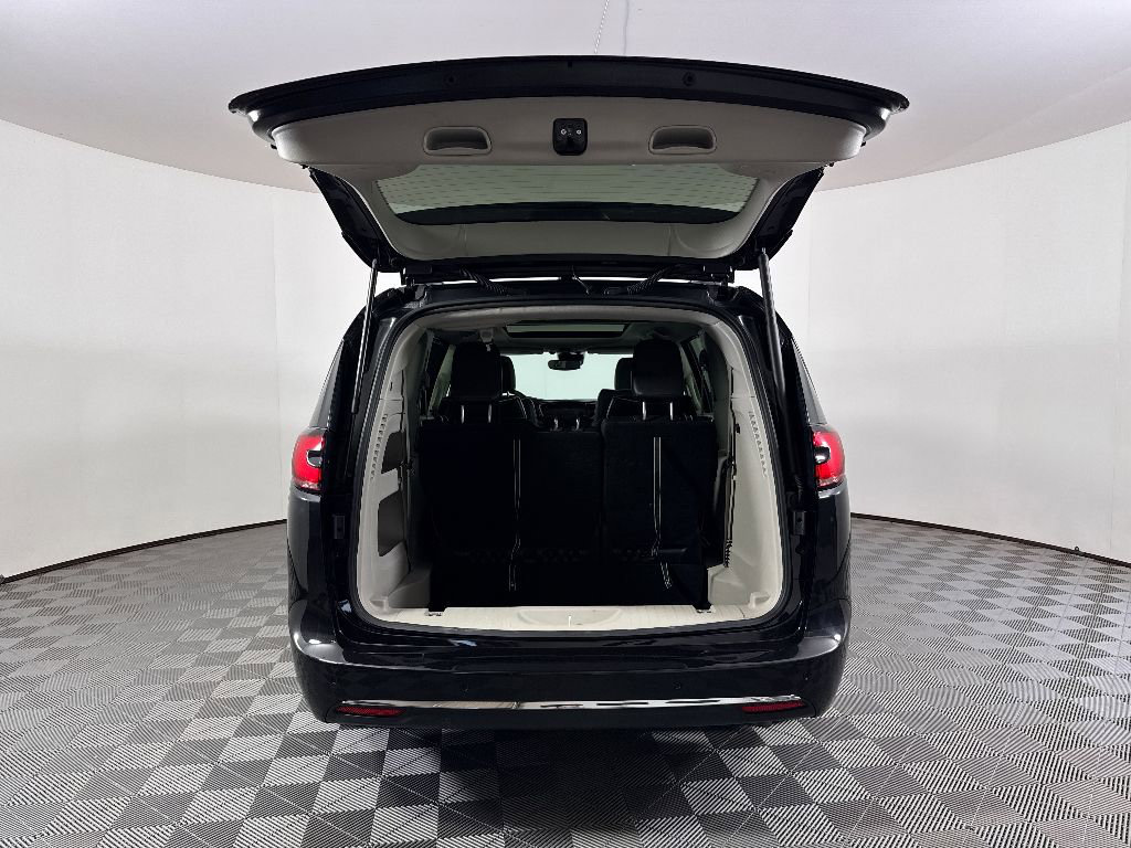Used 2023 Chrysler Pacifica Limited FWD image 8