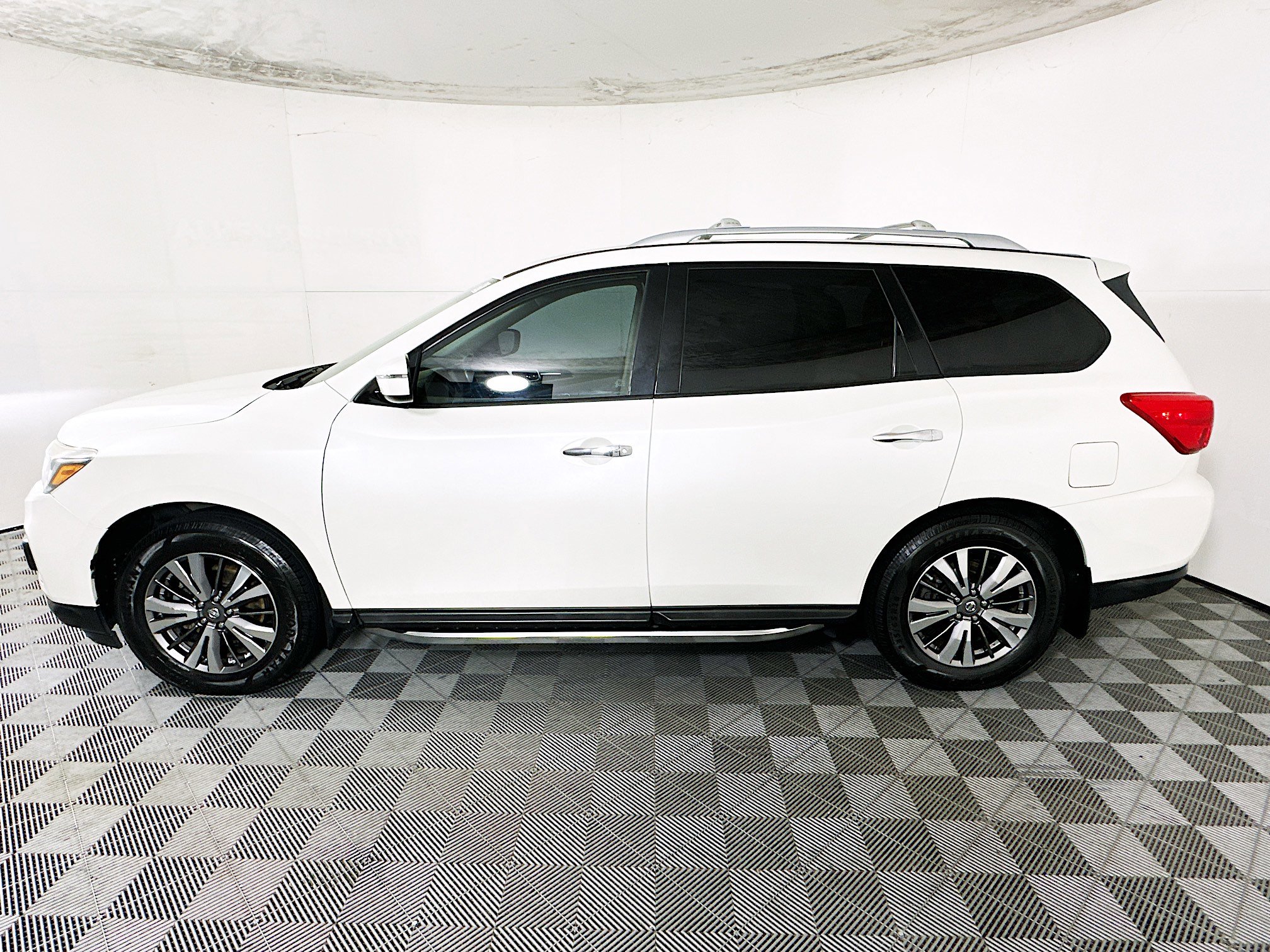 Used 2018 Nissan Pathfinder SV image 6
