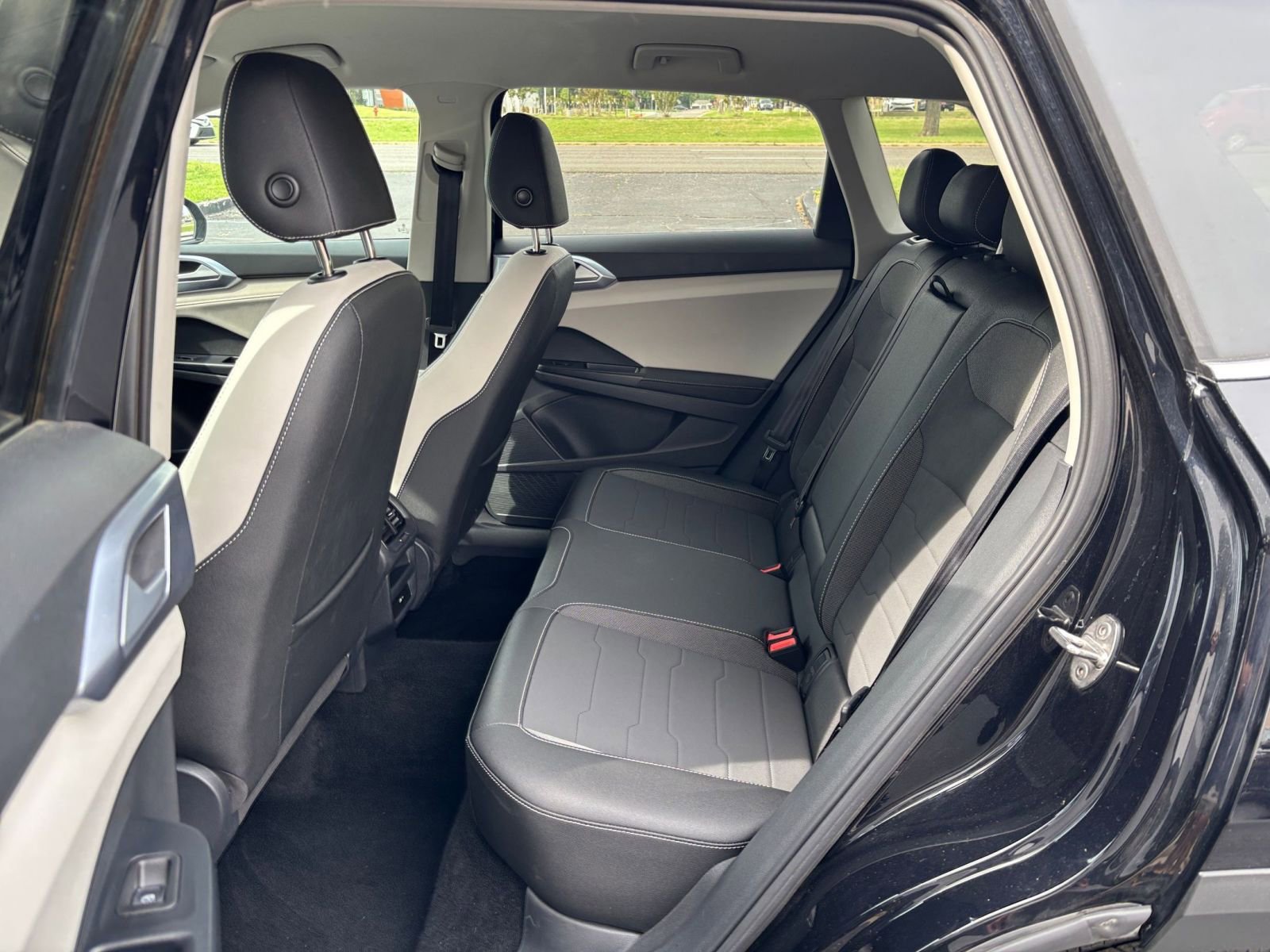 Used 2025 Volkswagen Taos SE FWD image 27