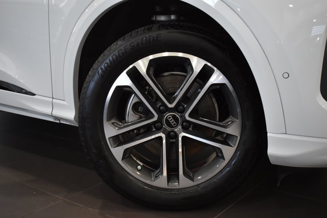 Used 2025 Audi Q5 Premium w/ Convenience Package AWD/4WD image 2