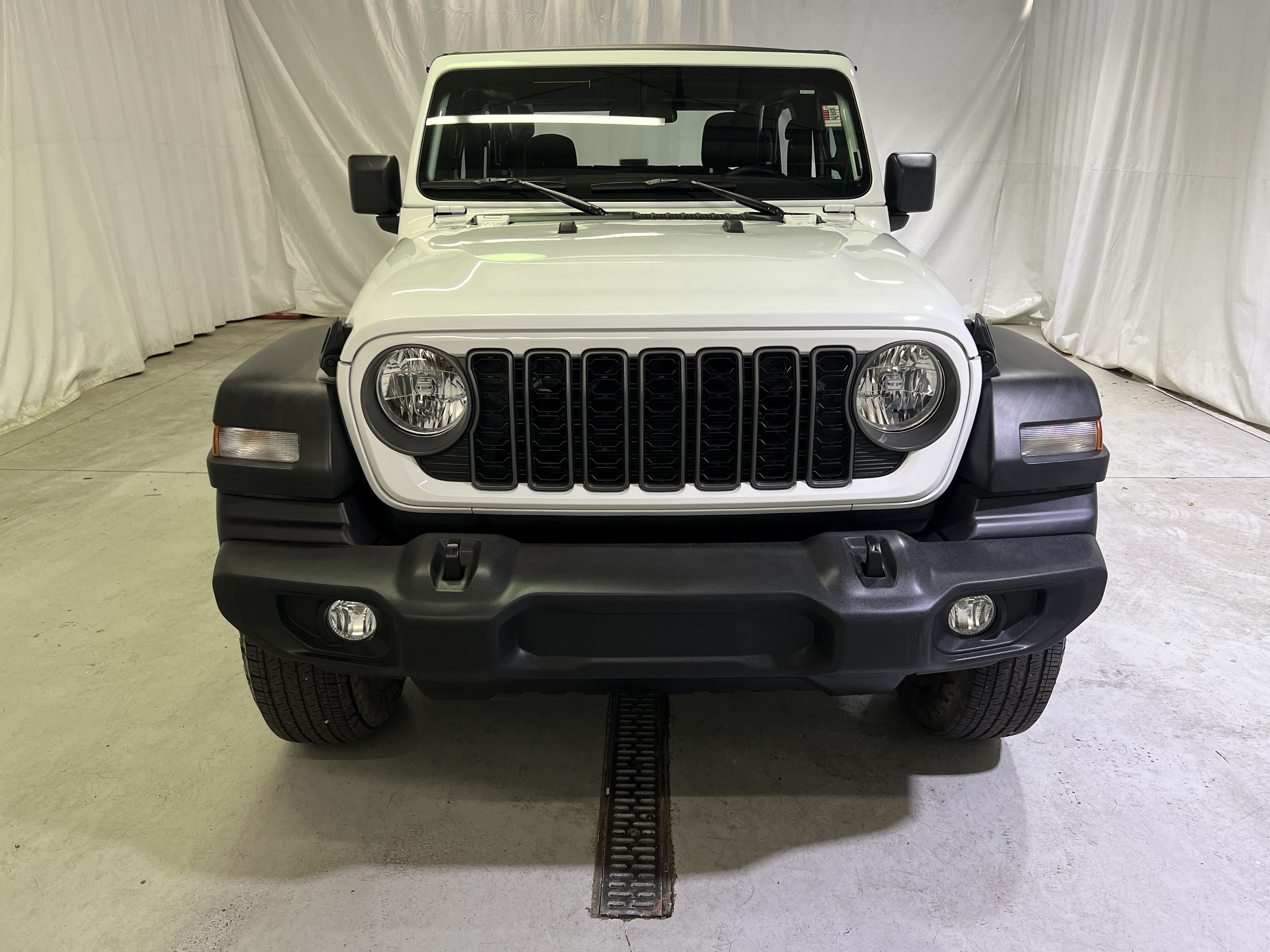 Used 2025 Jeep Wrangler Sport AWD/4WD image 3