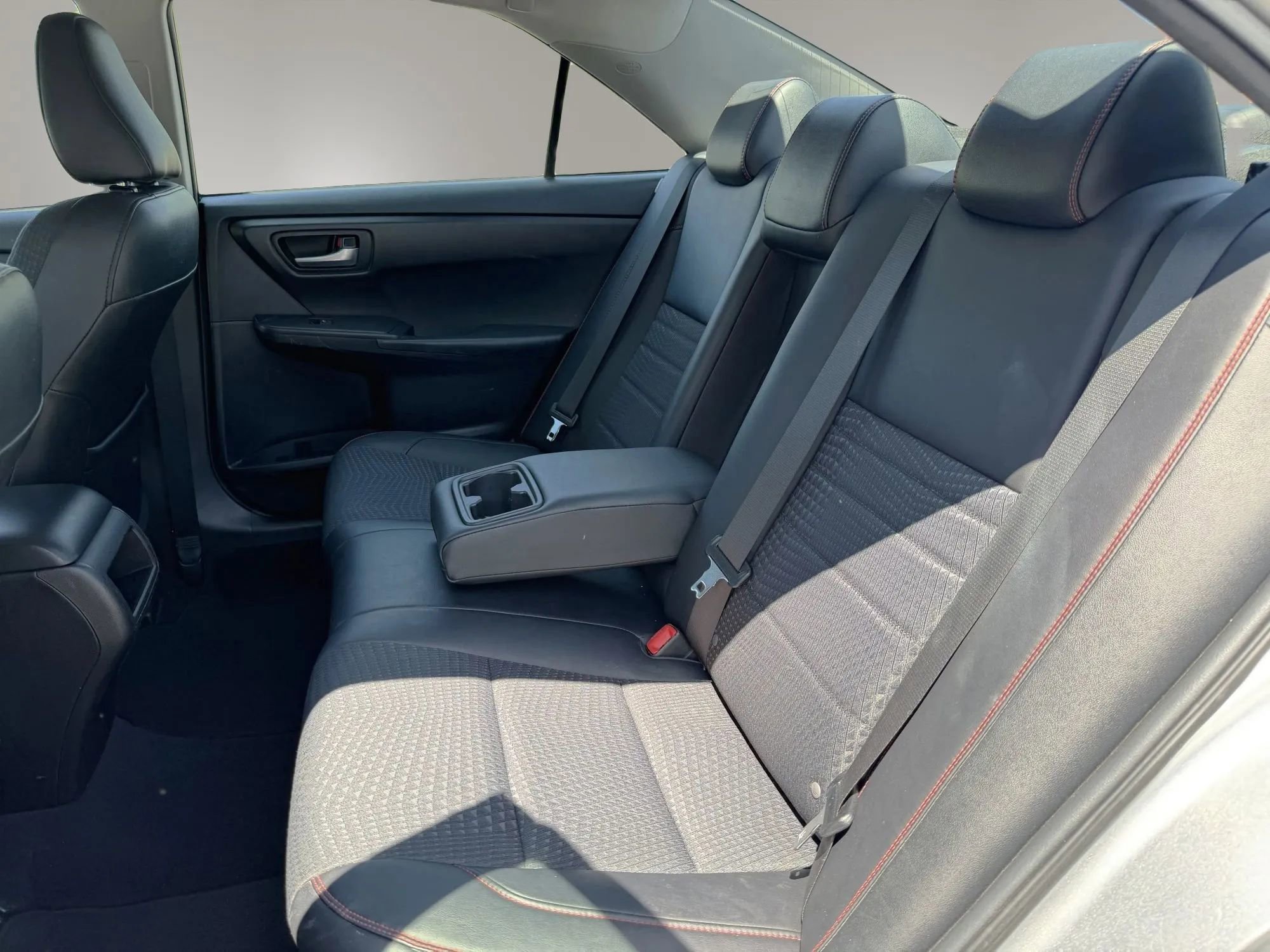 Used 2015 Toyota Camry SE FWD image 33