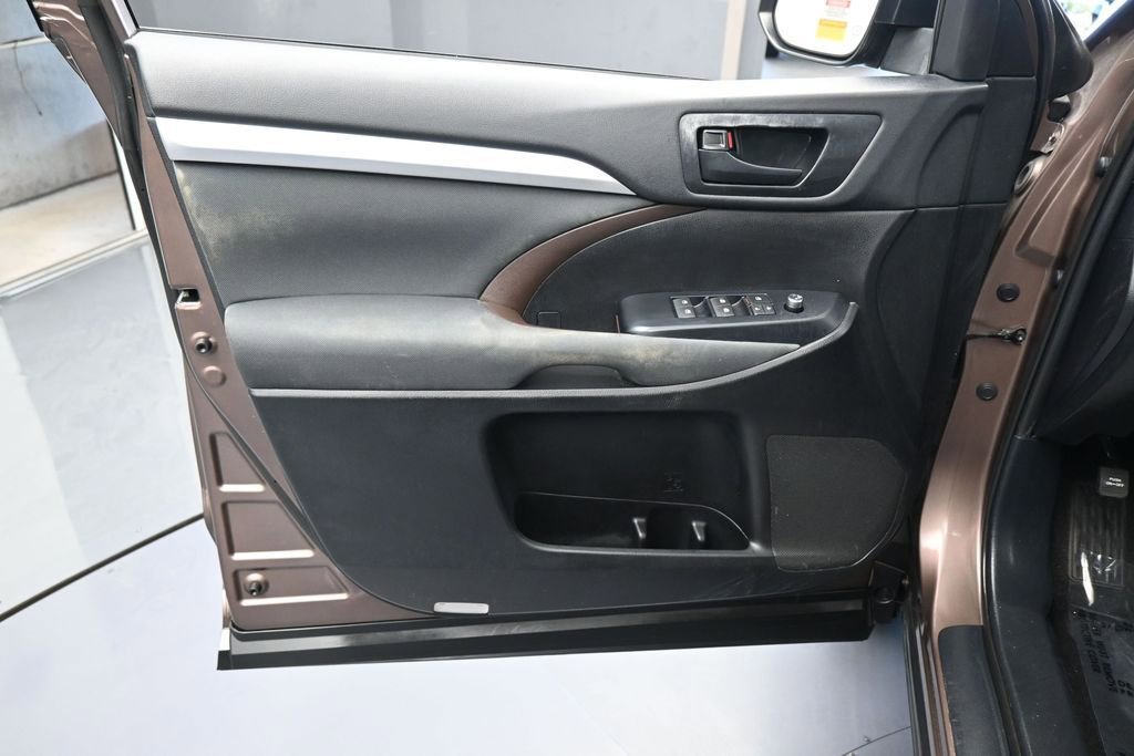 Used 2019 Toyota Highlander LE FWD image 12