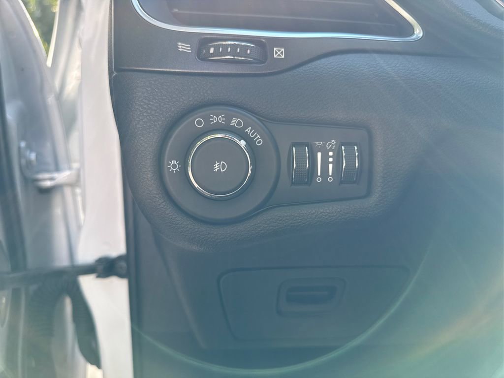 Used 2022 Jeep Cherokee Trailhawk image 25