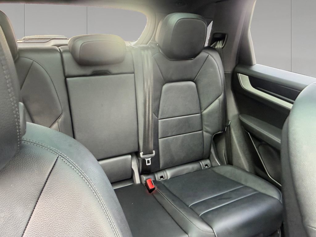 Used 2025 Porsche Cayenne image 18
