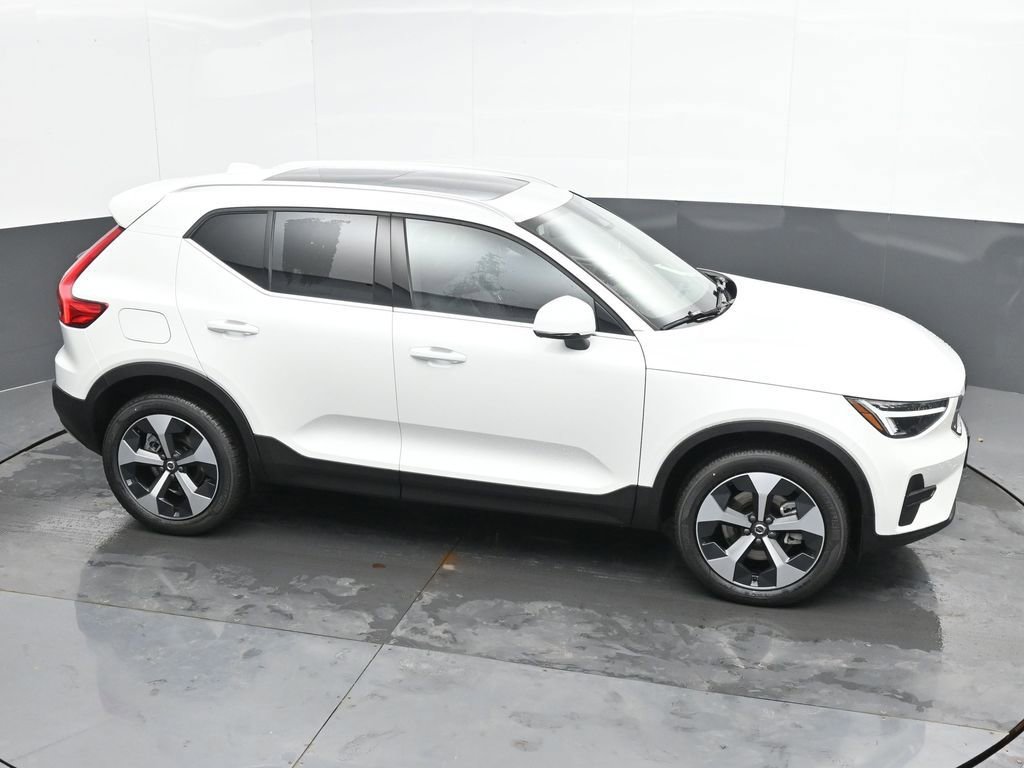 New 2025 Volvo XC40 B5 Core w/ Protection Package Premier image 32