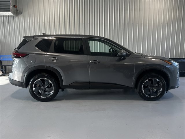 Used 2024 Nissan Rogue SV image 2