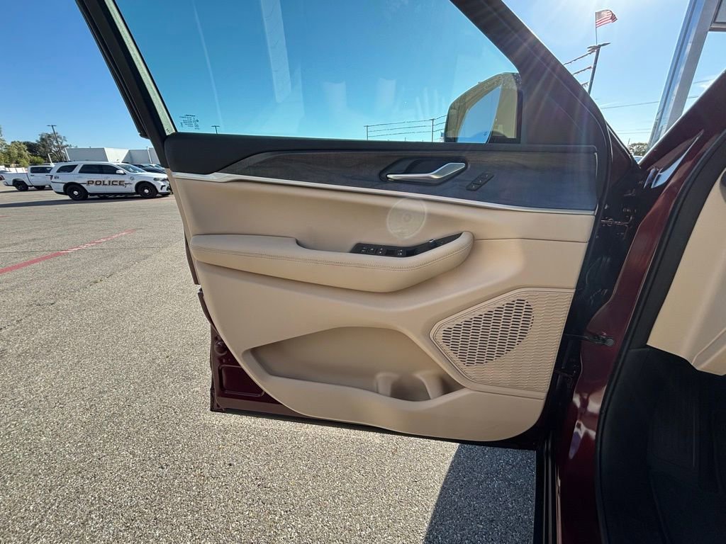 New 2025 Jeep Grand Cherokee Limited image 13