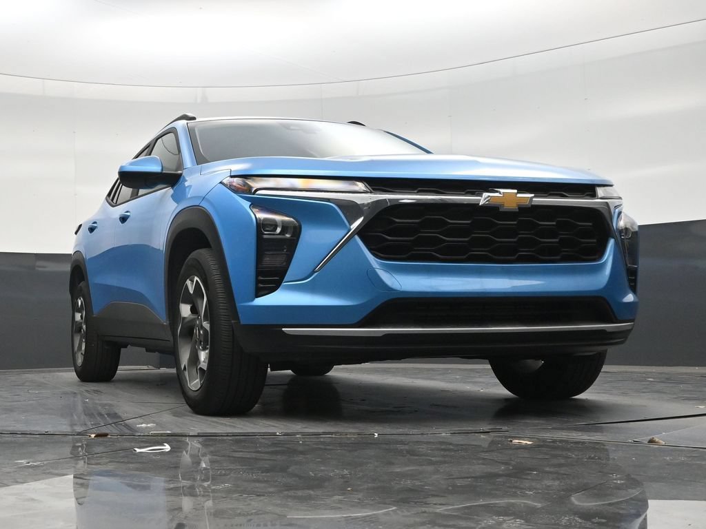 Used 2025 Chevrolet Trax LT FWD image 25