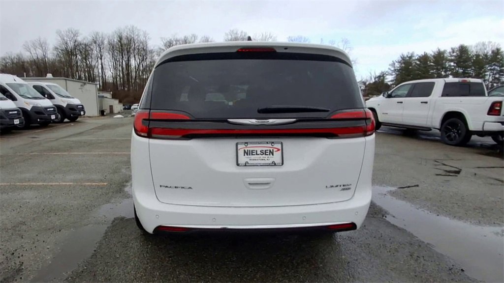 Certified 2024 Chrysler Pacifica Limited image 7