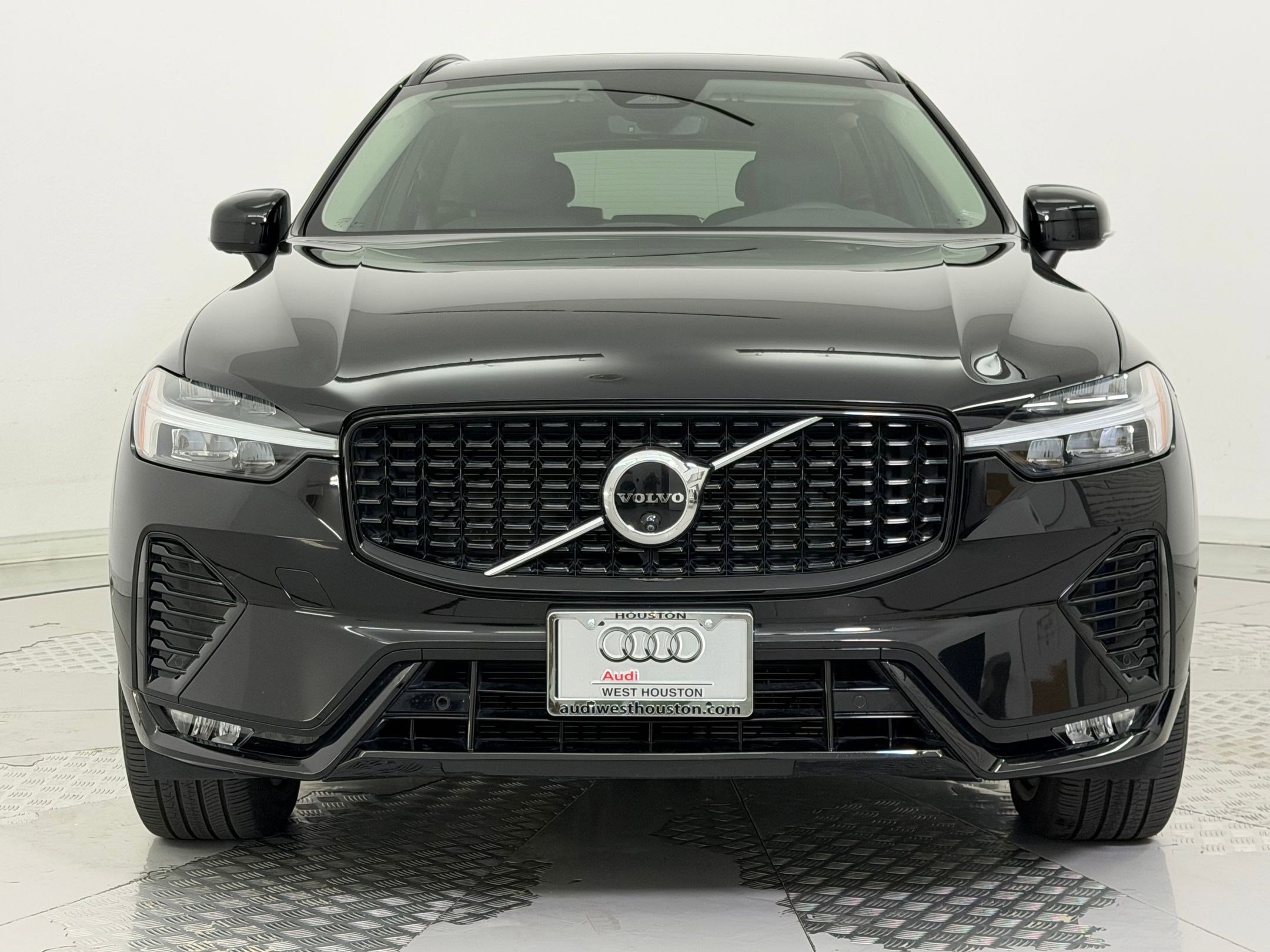 Used 2025 Volvo XC60 B5 Plus image 6