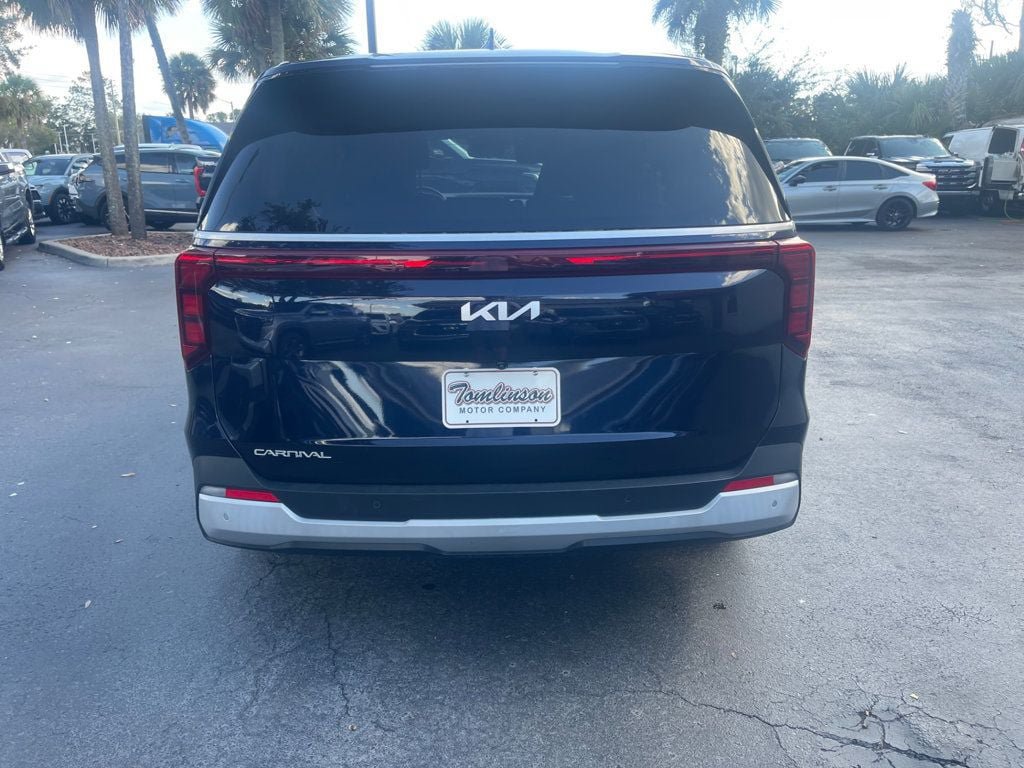 Used 2026 Kia Carnival FWD image 4