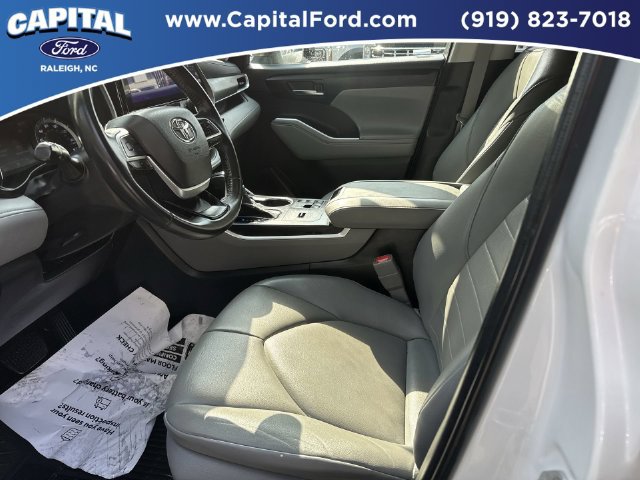 Used 2023 Toyota Highlander XLE AWD/4WD image 19