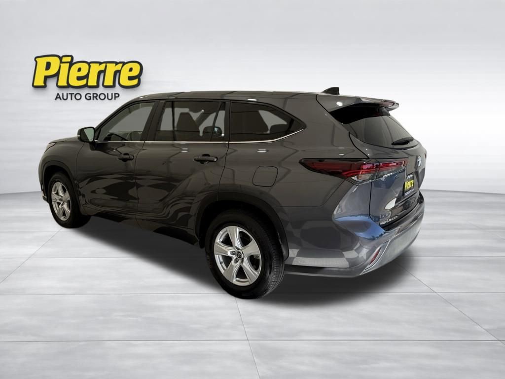 Used 2025 Toyota Highlander LE image 2