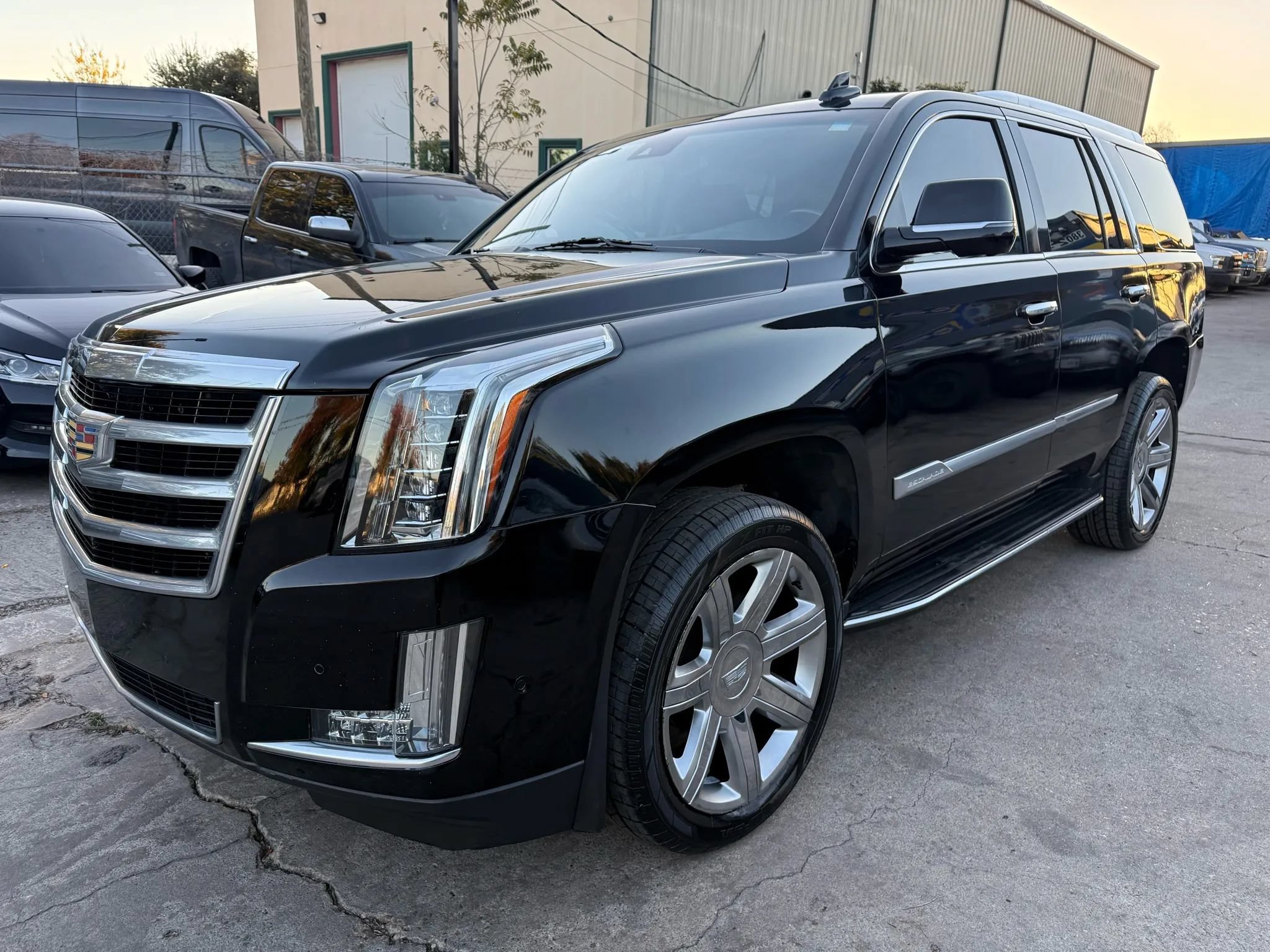 Used 2018 Cadillac Escalade Luxury image 3