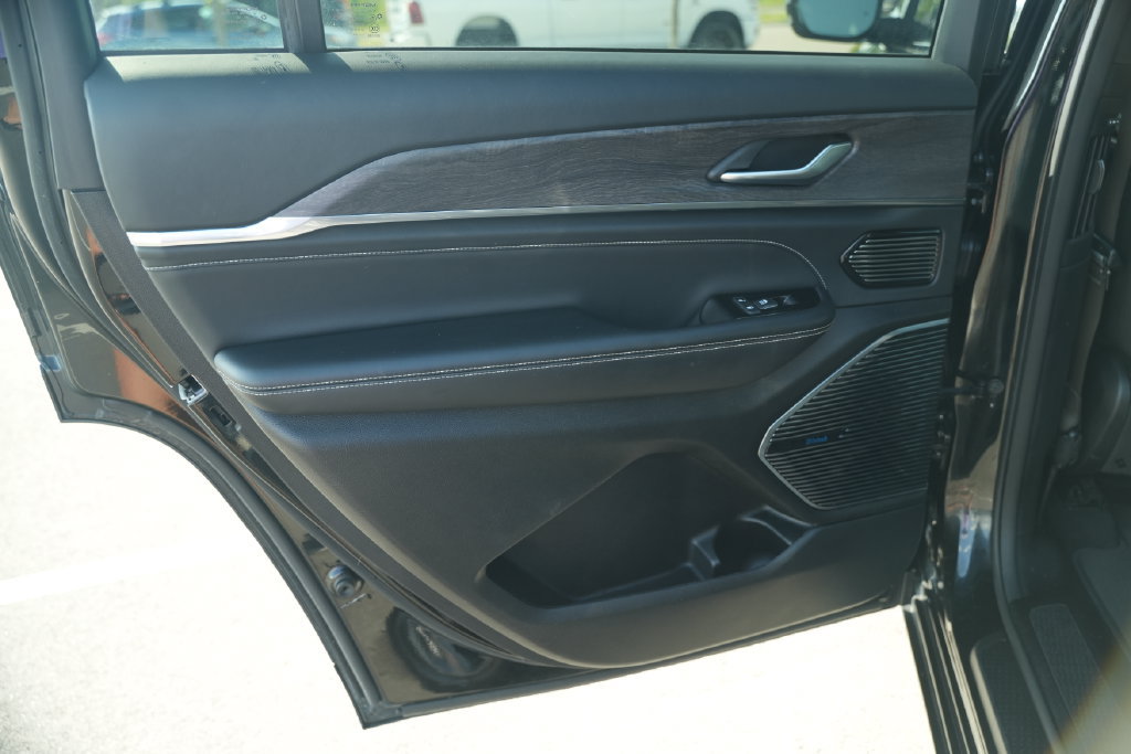 Used 2023 Jeep Grand Cherokee L Overland AWD/4WD image 19