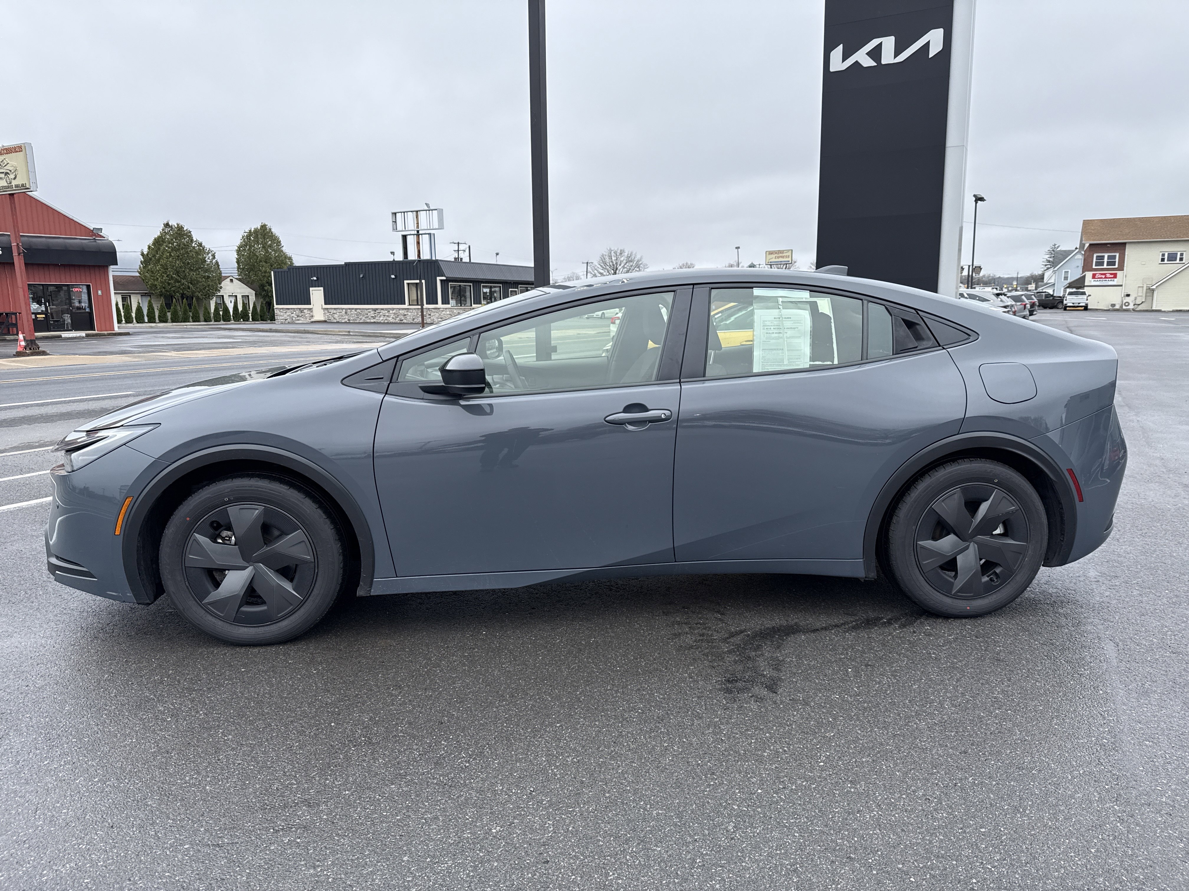Used 2024 Toyota Prius LE FWD image 7