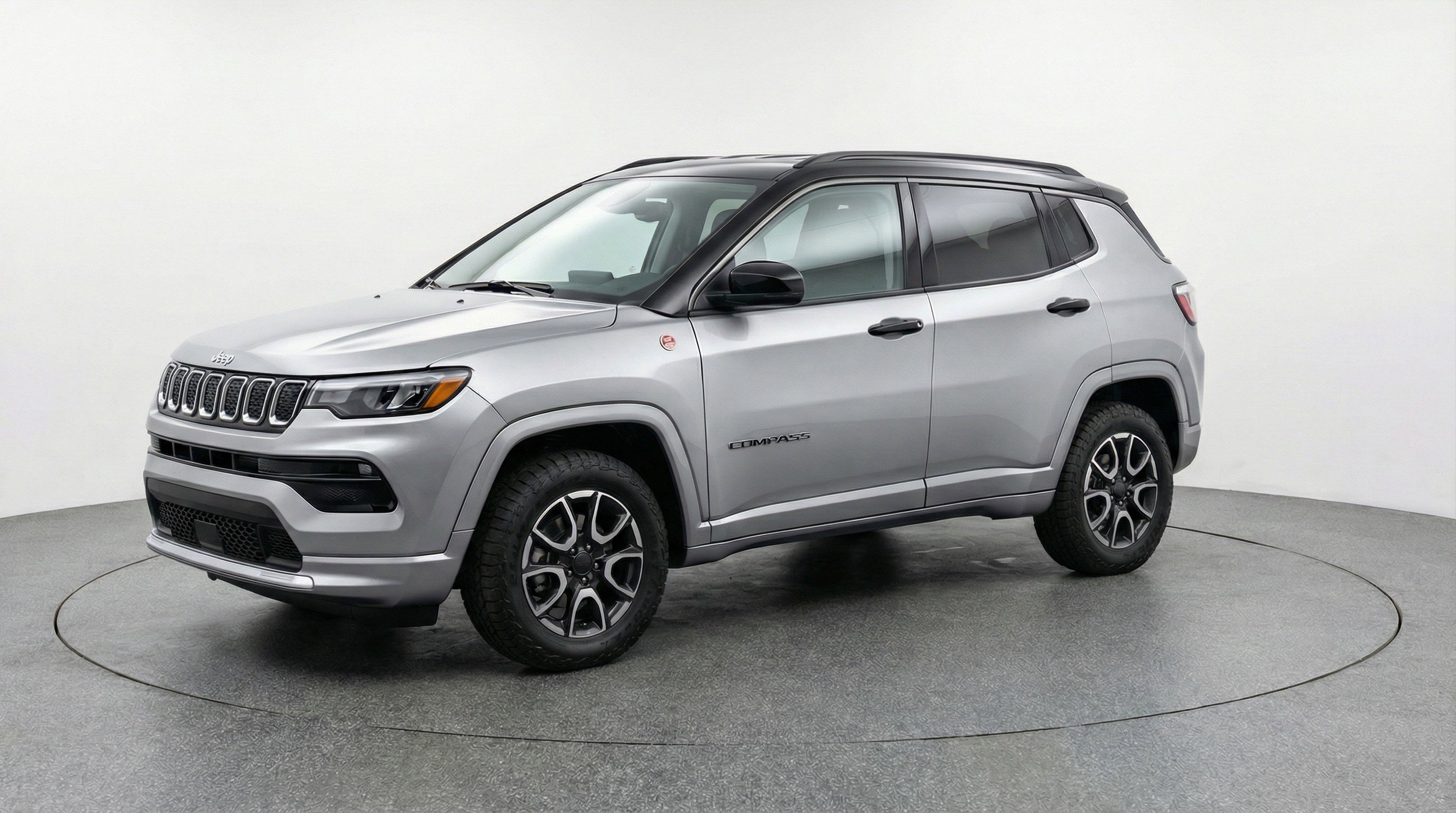 Used 2025 Jeep Compass Trailhawk AWD/4WD image 3