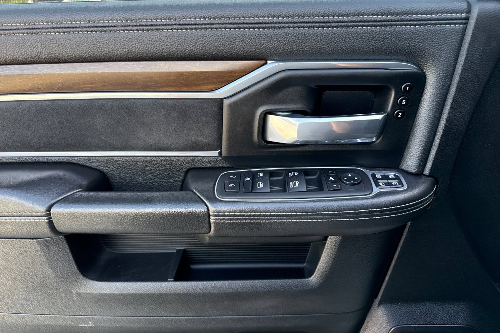 Used 2024 RAM 2500 Laramie AWD/4WD image 11