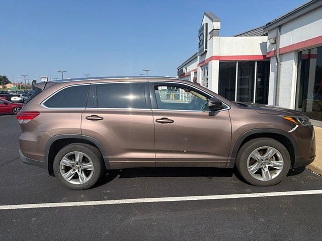 Used 2017 Toyota Highlander Limited AWD/4WD image 9