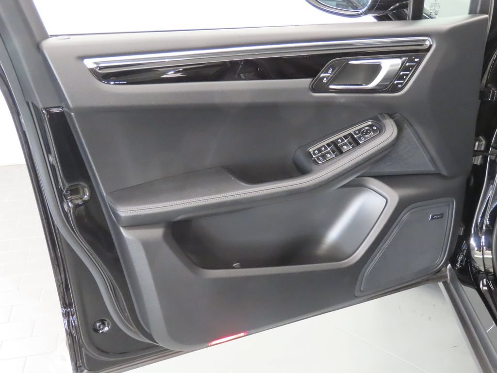 Certified 2026 Porsche Macan AWD/4WD image 34