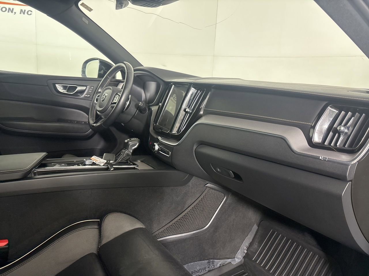 Used 2020 Volvo XC60 T5 R-Design AWD/4WD image 29