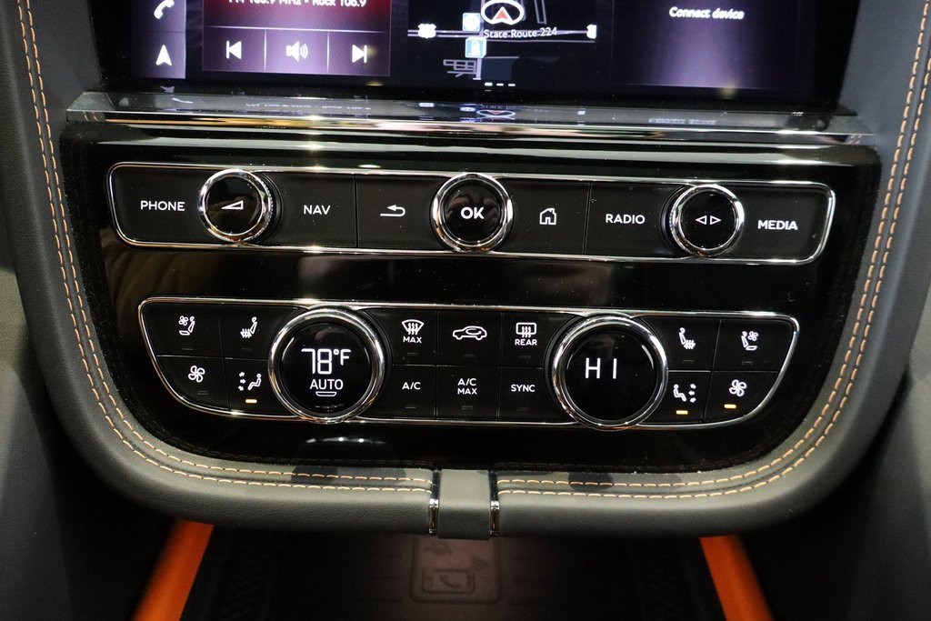 Used 2025 Bentley Bentayga image 12