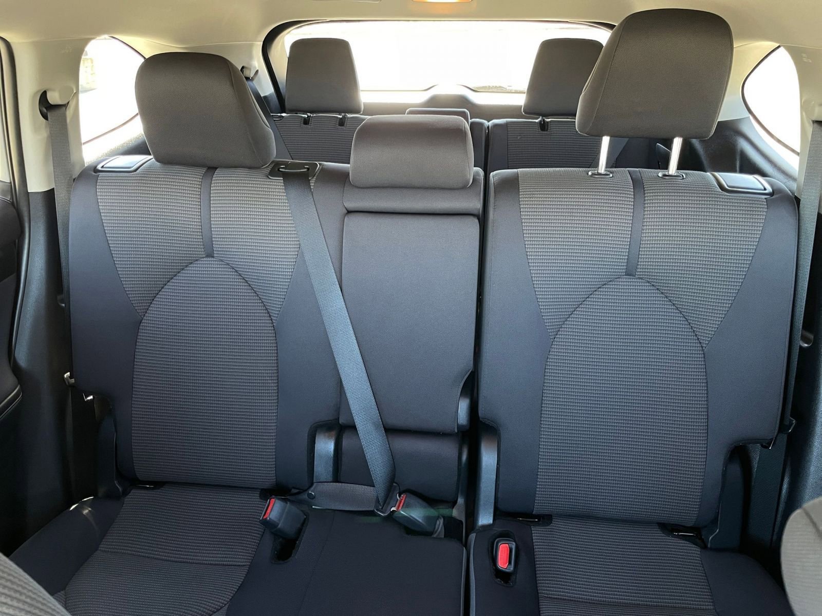 Used 2025 Toyota Highlander LE FWD image 40