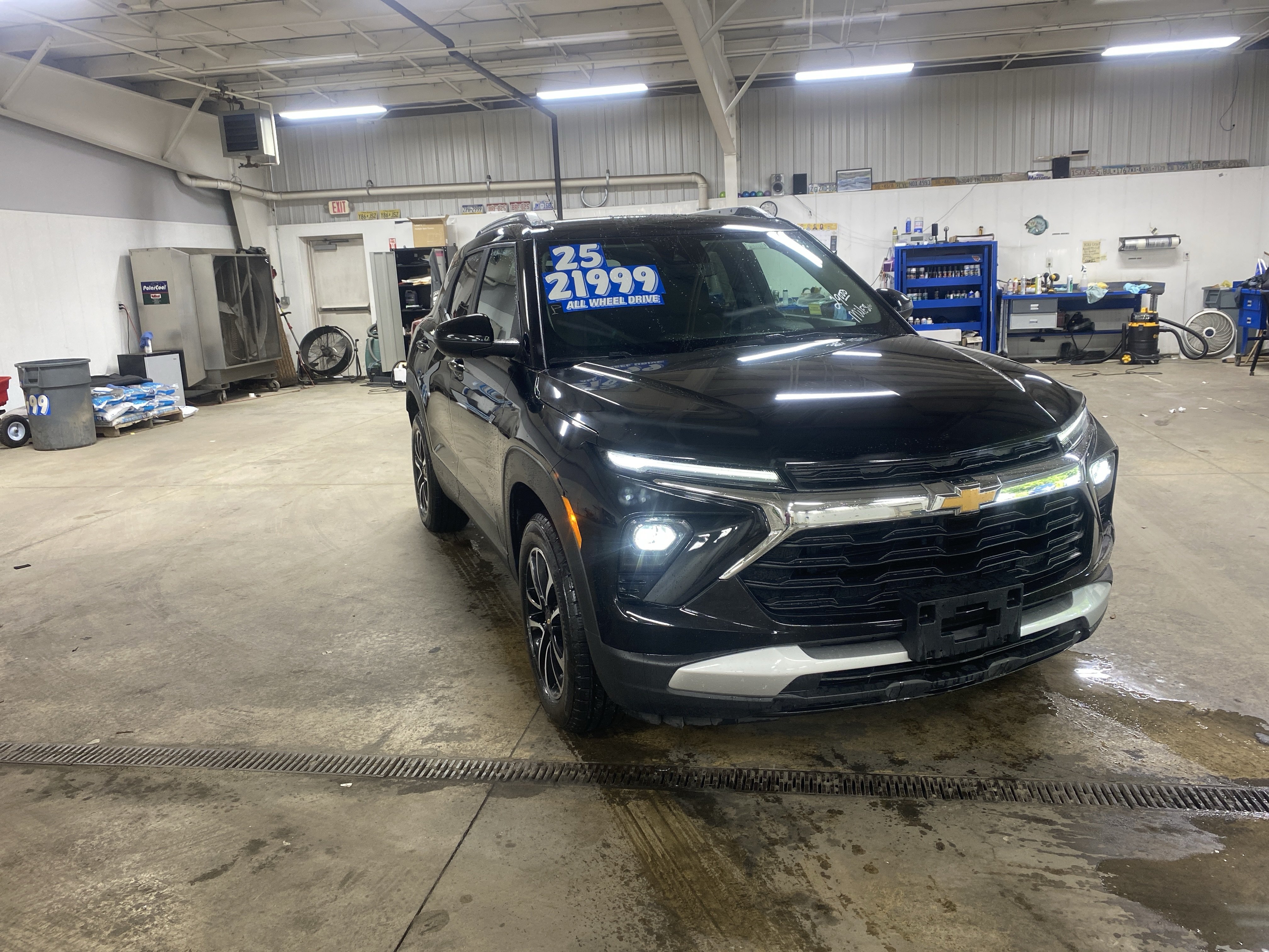 Used 2025 Chevrolet TrailBlazer LT AWD/4WD image 3