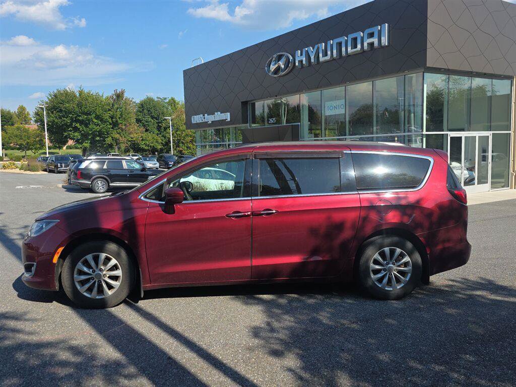 Used 2018 Chrysler Pacifica Touring Plus FWD image 2