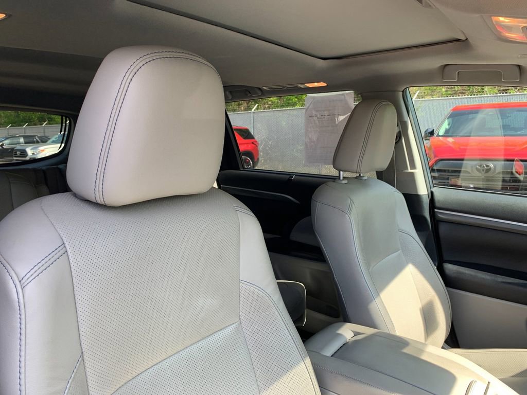 Used 2019 Toyota Highlander Limited image 21