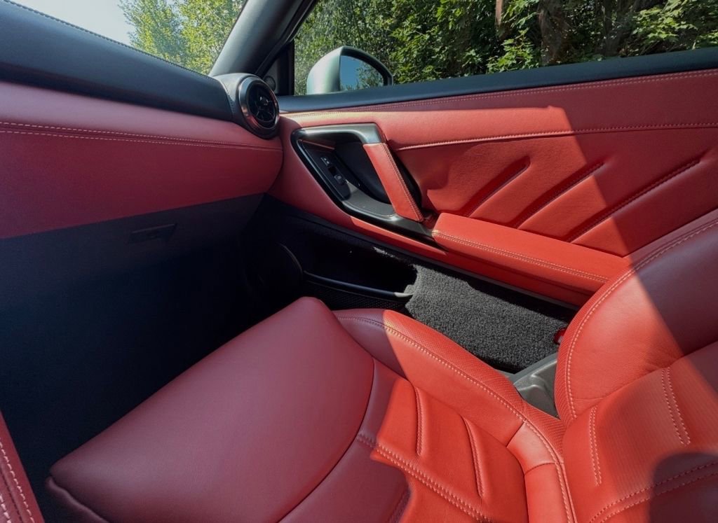 Used 2017 Nissan GT-R Premium w/ Premium Interior Package image 23