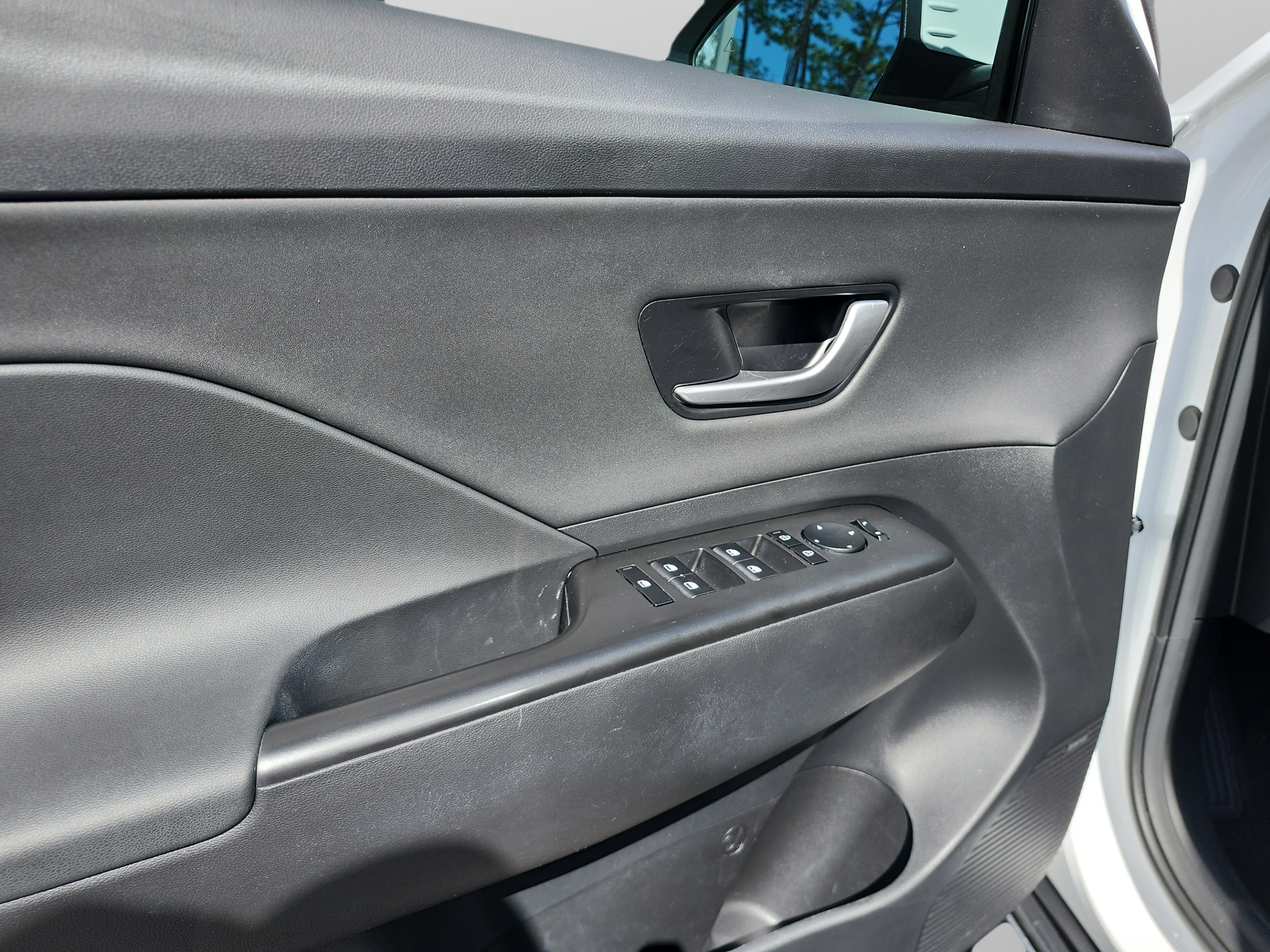 Certified 2025 Hyundai Kona Limited AWD/4WD image 15