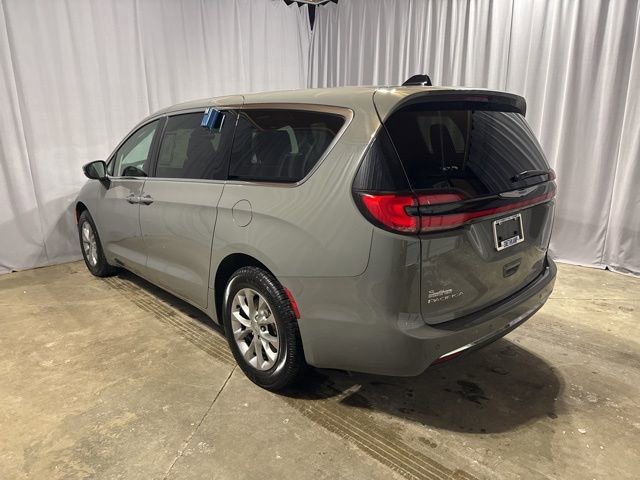 Used 2023 Chrysler Pacifica Touring-L image 28