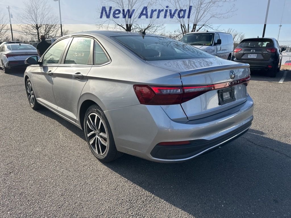 Used 2025 Volkswagen Jetta SE image 4