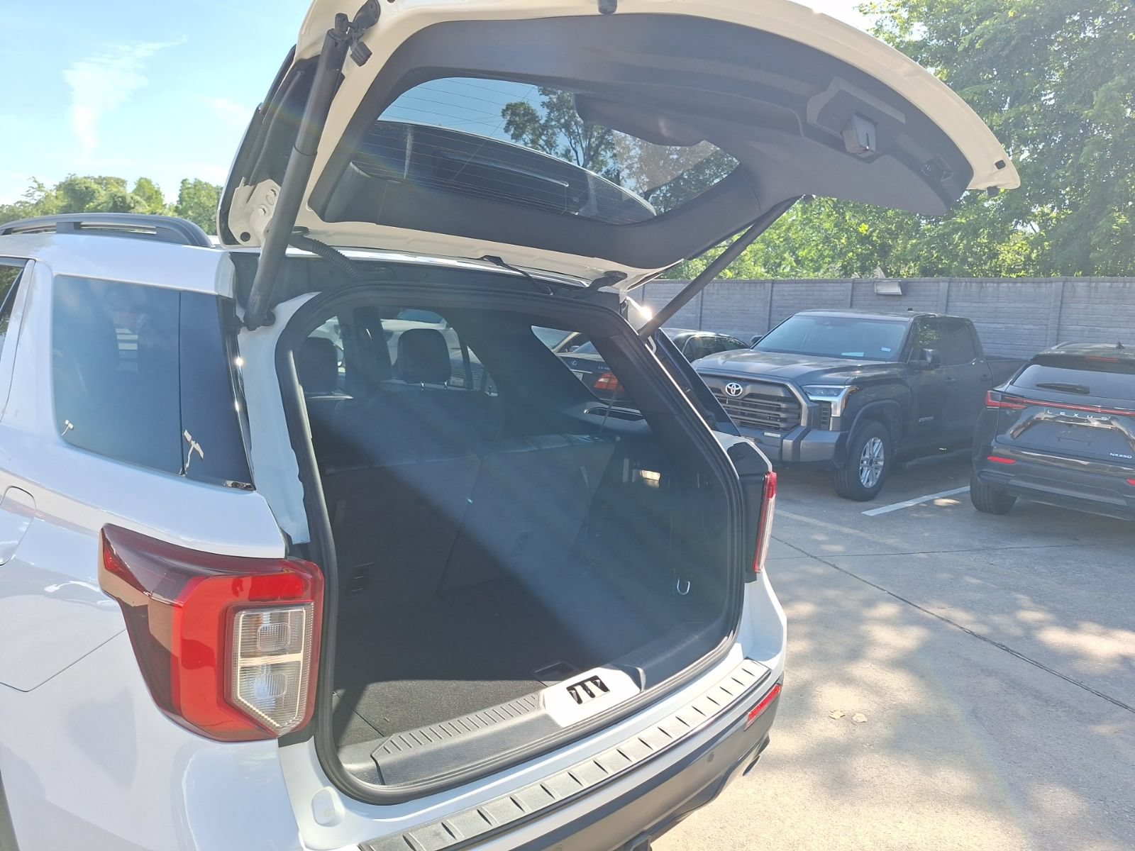 Used 2023 Ford Explorer ST-Line w/ Class IV Trailer Tow Package RWD image 35