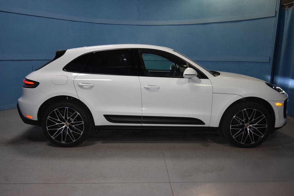 Certified 2025 Porsche Macan AWD/4WD image 23