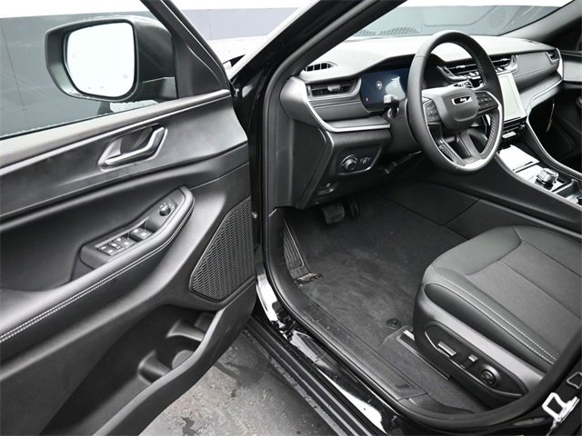 New 2025 Jeep Grand Cherokee Laredo image 11