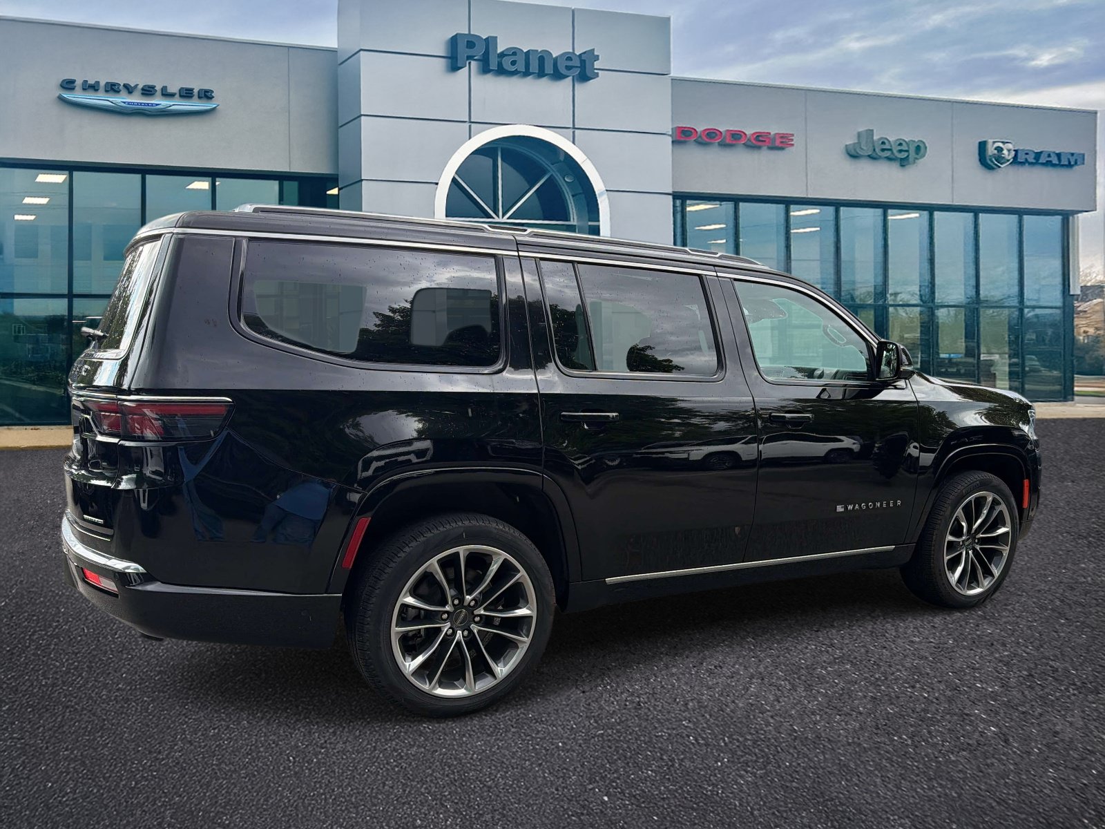 Used 2024 Jeep Wagoneer Series III w/ Premium Group I AWD/4WD image 2