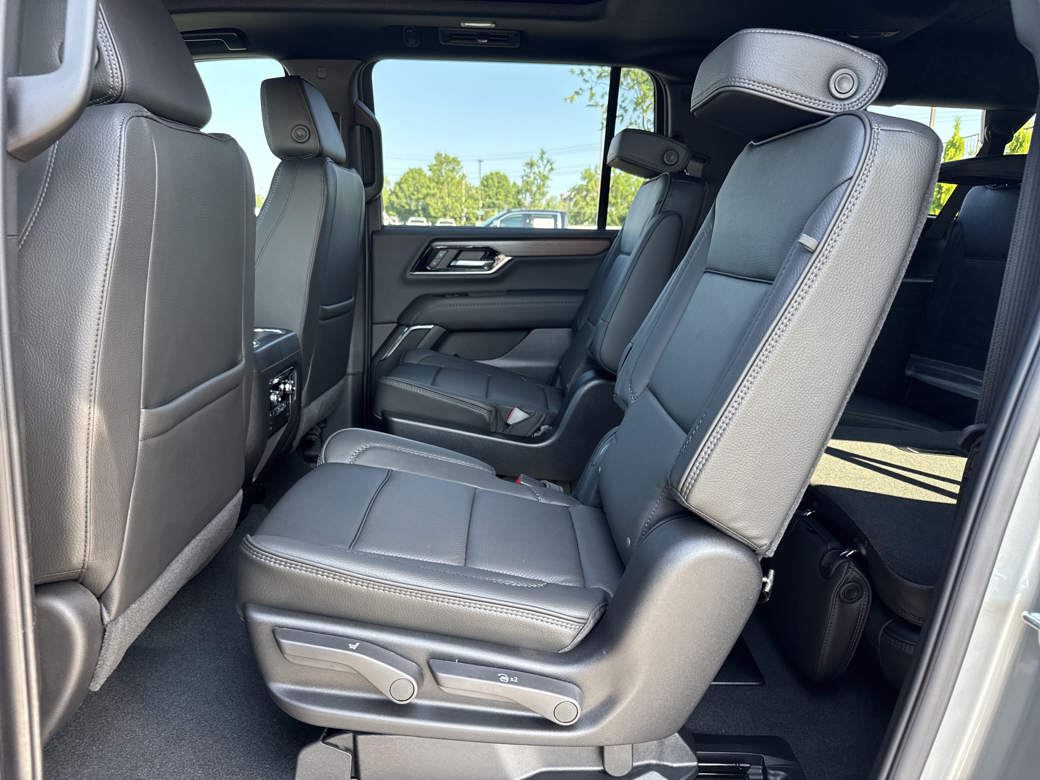 New 2026 GMC Yukon XL Denali w/ Sun & Power Step Package AWD/4WD image 31