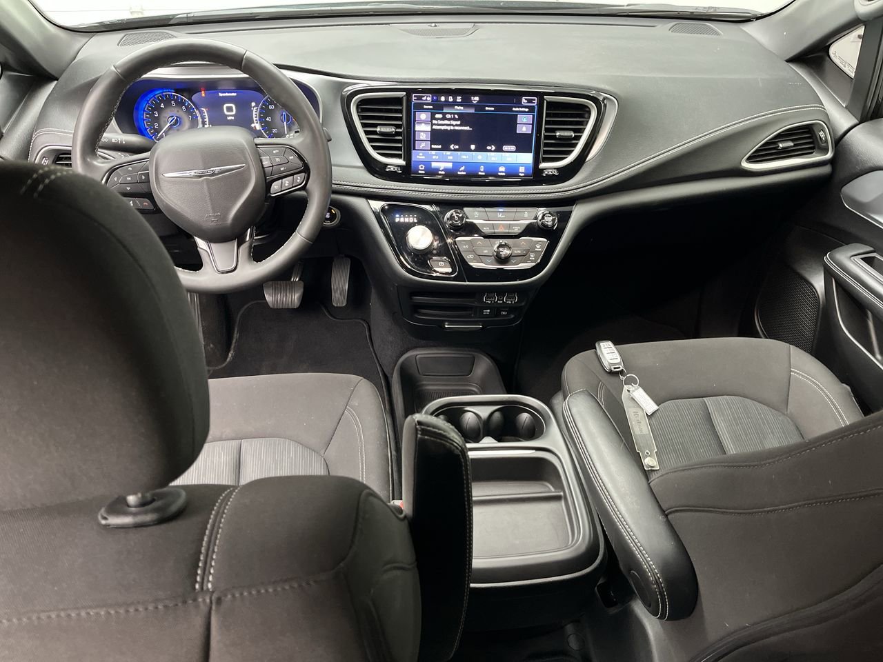 Used 2022 Chrysler Pacifica Touring AWD/4WD image 4