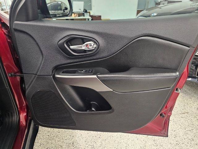 Used 2019 Jeep Cherokee Latitude Plus w/ Comfort/Convenience Group FWD image 32