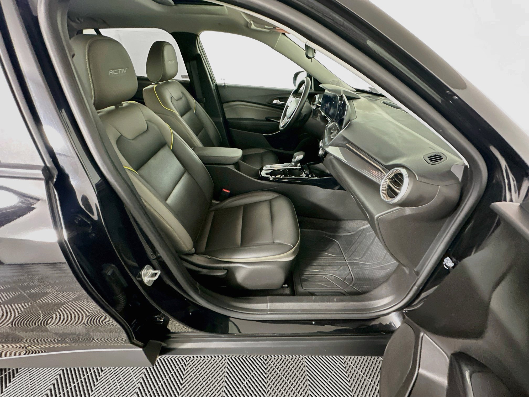 Used 2024 Chevrolet Trax ACTIV w/ Sunroof Package FWD image 30