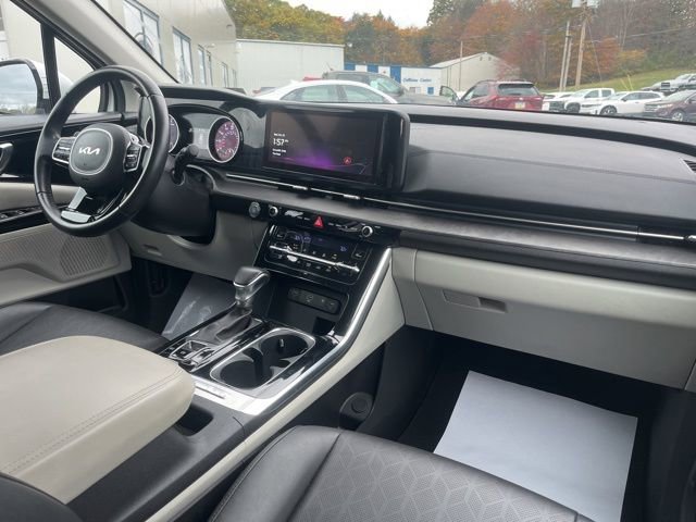 Used 2024 Kia Carnival EX image 16