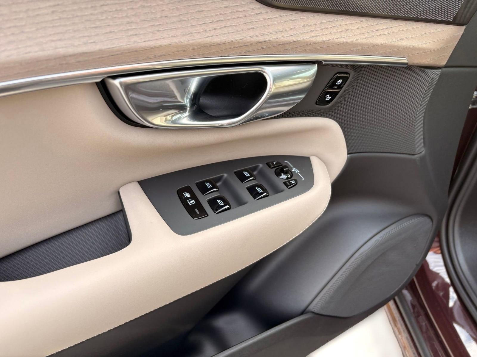 New 2026 Volvo XC90 B6 Plus w/ Protection Package image 6