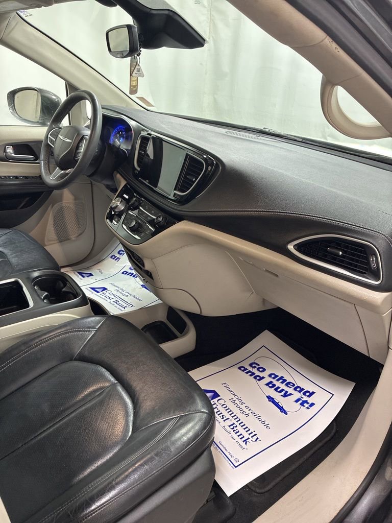 Used 2022 Chrysler Pacifica Touring-L FWD image 31