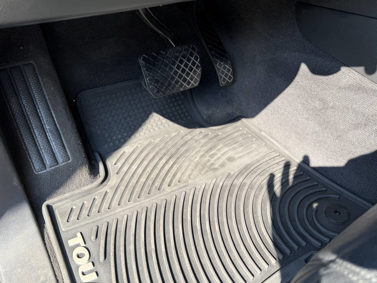 Used 2012 Volkswagen Touareg Sport image 34