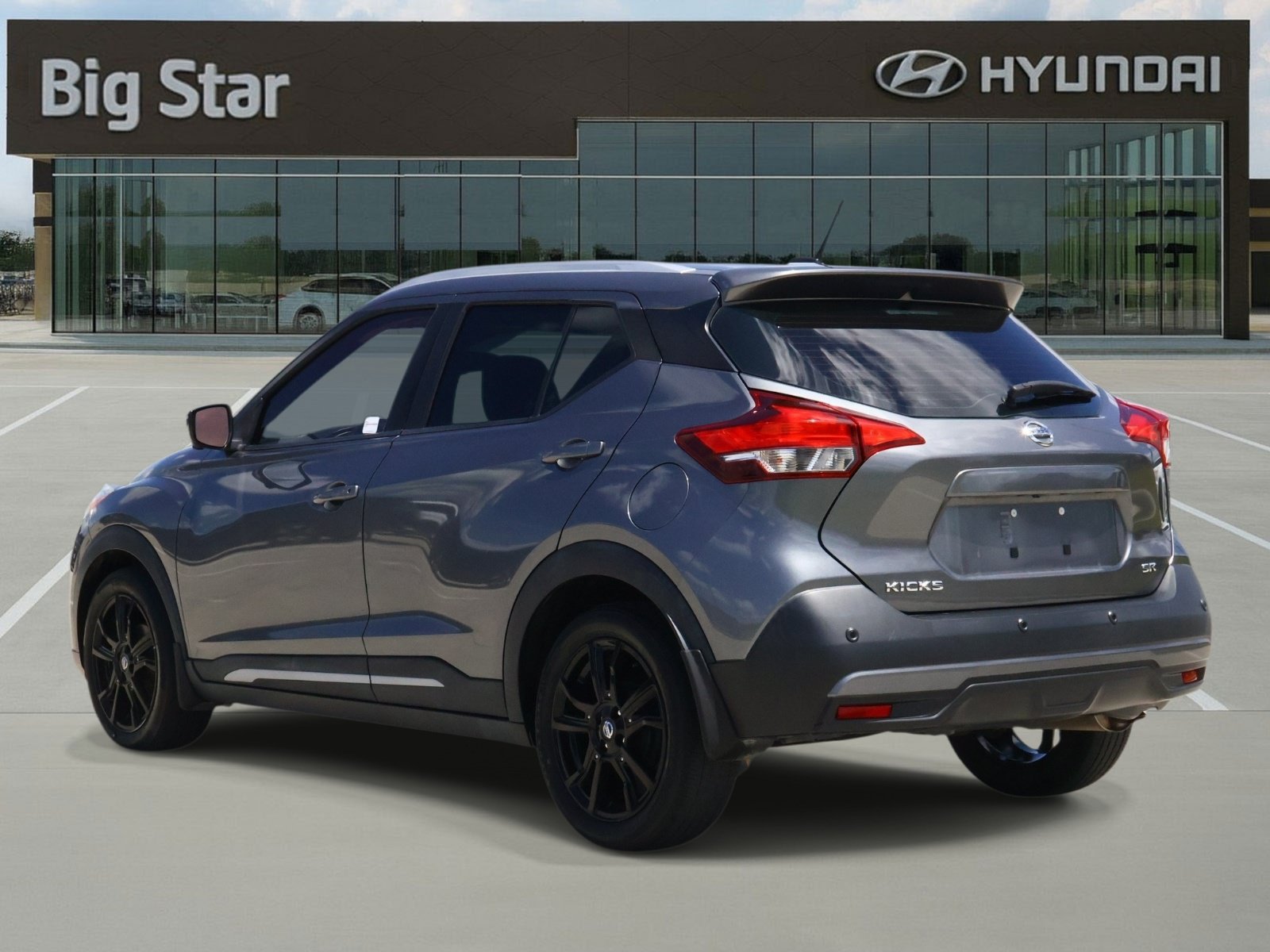 Used 2020 Nissan Kicks SR w/ SR Premium Package FWD image 3