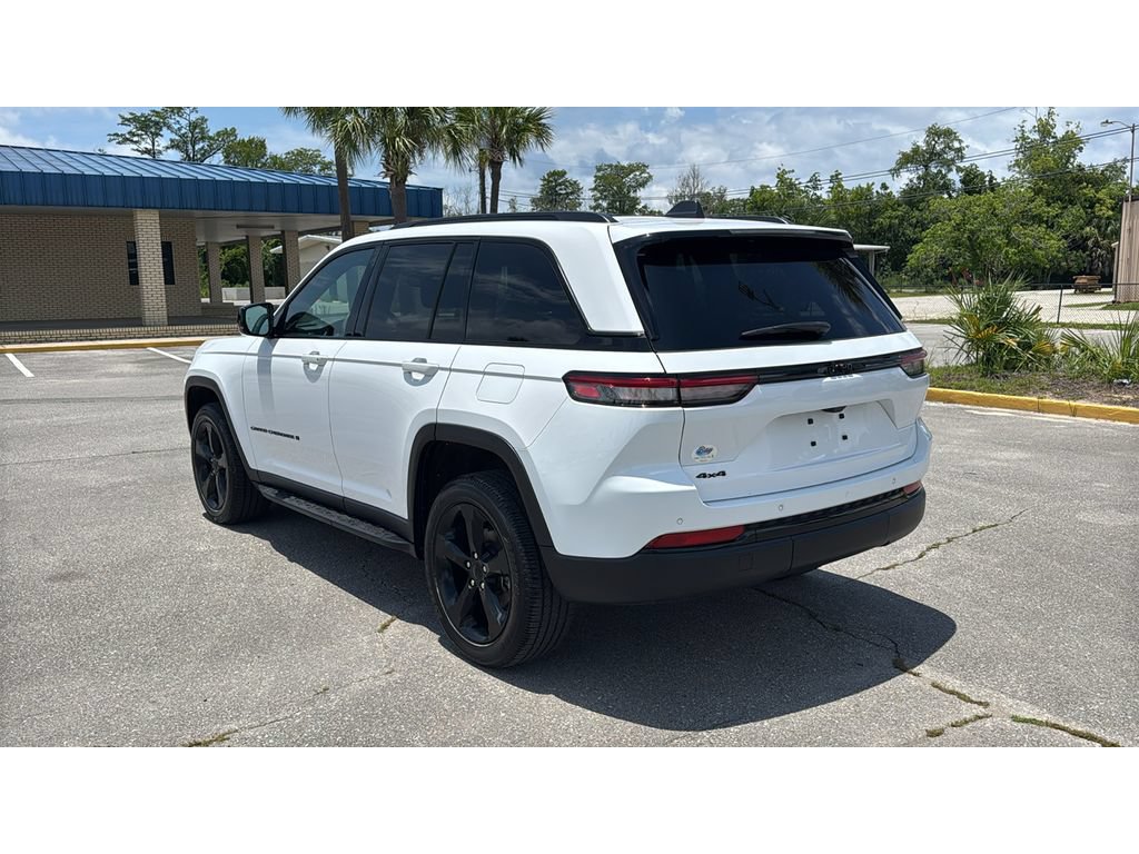 Used 2023 Jeep Grand Cherokee Altitude AWD/4WD image 4